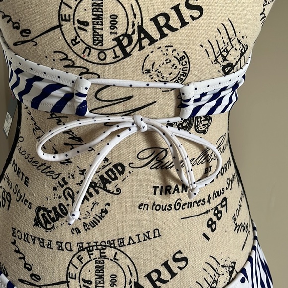 Victoria’s Secret bikini - Picture 5 of 12